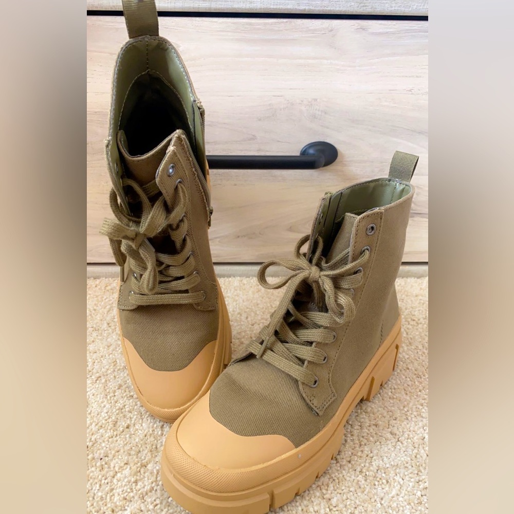 Women combat boot